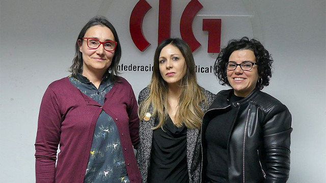Patricia Estévez (derecha), junto a la secretaria de Organización de la CIG-Industria (izq.) y su abogada. CIG