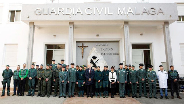 El director general de la Guardia Civil, Félix Azón, junto a la subdelegada del Gobierno en Málaga, María Gámez, y los agentes que participaron en el operativo de rescate de Julen. DANIEL PÉREZ (EFE)