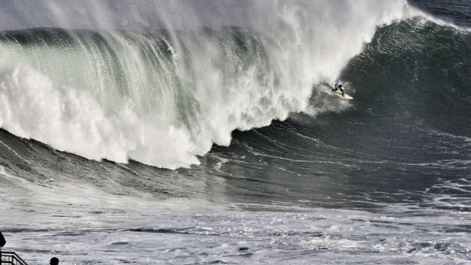 Un surfista desafía el oleaje en Illa Pancha. J.Mª ÁLVEZ
