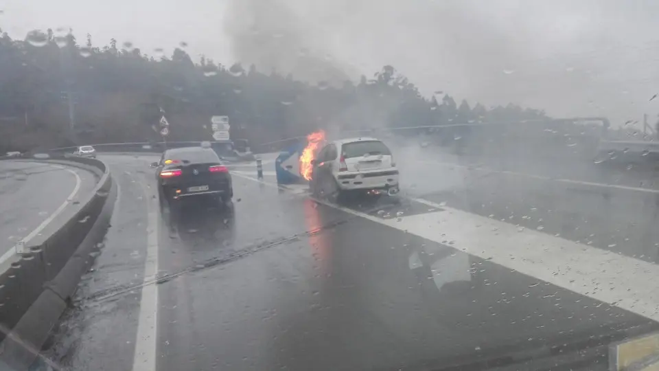 Coche en llamas abandonado en la AG-56.EP