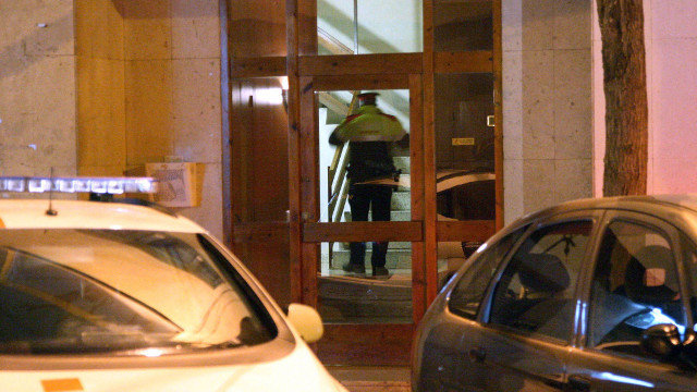 Un policía en el edificio donde se ha encontrado una mujer muerta con signos de violencia en Reus. EFE