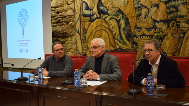 Darío Janeiro, Víctor F. Freixanes e Manuel González na presentación da nova edición do concurso de microrrelatos. RAG
