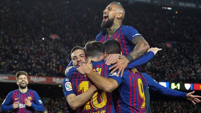Jugadores del Barcelona celebran el gol de Messi. ENRIC FONTCUBERTA (EFE)