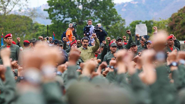 Nicolás Maduro con miembros de la Fuerza Armada Nacional Bolivariana. EFE