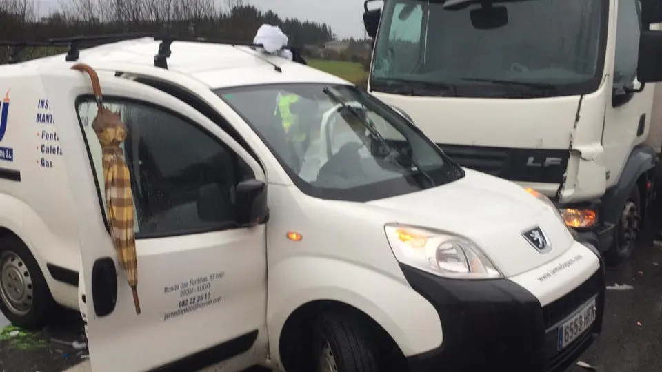 Aparatoso accidente en Cospeito.EP