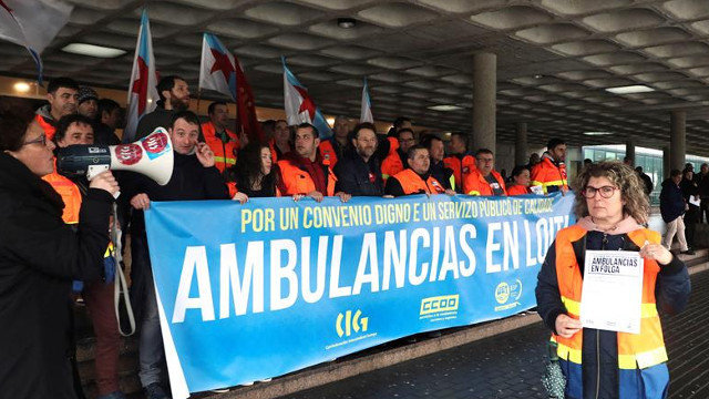 Traballadores de ambulancias concentrados este xoves na entrada do hospital Clínico de Santiago de Compostela. XOÁN REY (EFE)