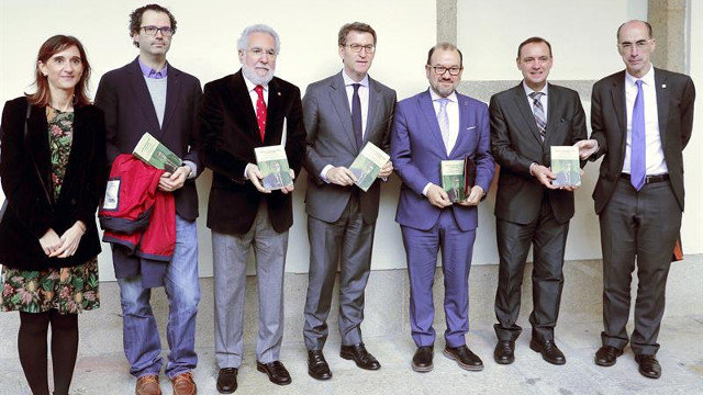 Núñez Feijóo e outros líderes, na presentación do libro sobre Fernández Albor. LAVANDEIRA JR. (EFE)