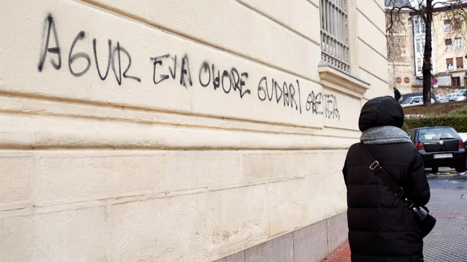 Varias pintadas en honor al expreso de ETA Oier Gómez. ADRIÁN RUIZ DE HIERRO (EFE)