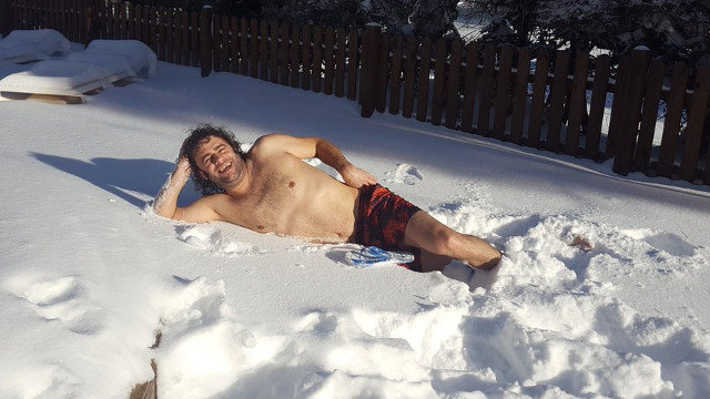 Davide Manzaneda, en traxe de baño na neve. TWITTER