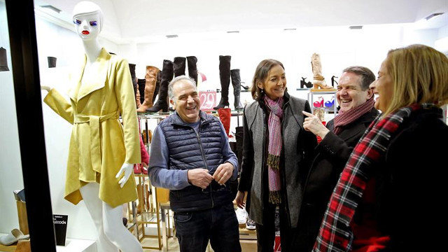 La ministra Reyes Maroto, en una tienda de Vigo con Caballero y Silva. EFE