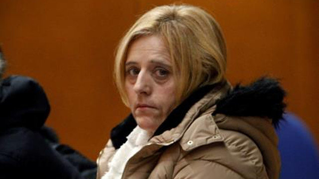 La mujer acusada de contratar a tres personas para que matasen a su marido en el banquillo de A Coruña. CABALAR
