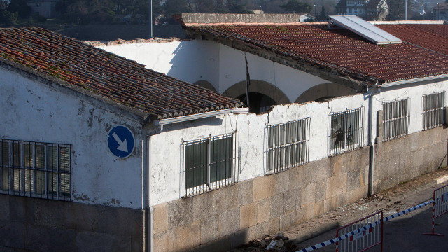 Una parte del techo de la lonja de Canido se ha derrumbado este viernes. SALVADOR SAS (EFE)