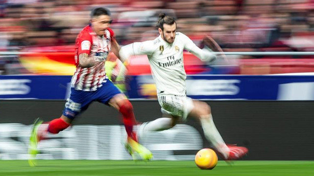 El delantero galés del Real Madrid Gareth Bale y el defensa uruguayo del Atlético de Madrid José María Giménez, este sábado. RODRIGO JIMÉNEZ (EFE)