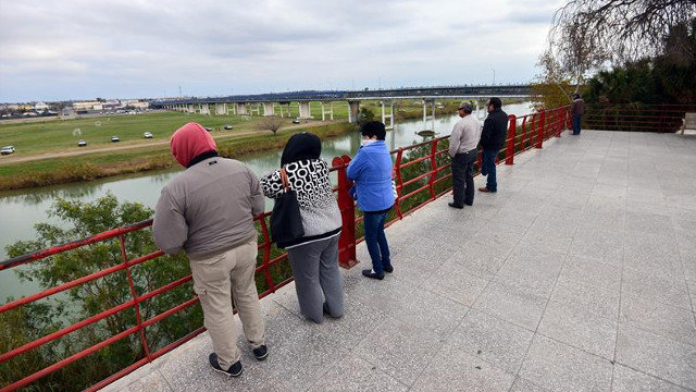 Ciudadanos mexicanos observan la frontera con Estados Unidos, este sábado, en el municipio fronterizo de Piedras Negras. MIGUEL SIERRA (EFE)