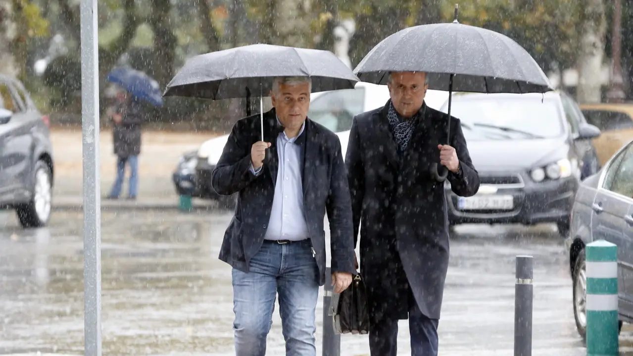 Alfonso Fuente y su abogado, Luis Rego, a la entrada del juzgado. SEBAS SENANDE