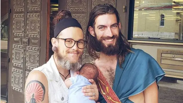 Wyley Simpsons (izquierda) y su pareja, con el bebé. INSTAGRAM