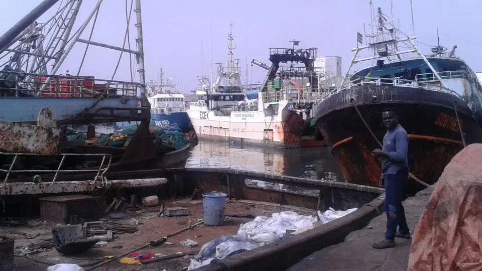El arrastrero marinense Fuente de Macenlle, en segundo plano, amarrado en un puerto africano. CEDIDA