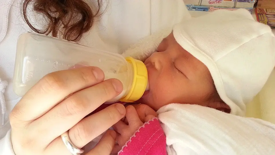 Bebé, alimentación infantil. EP