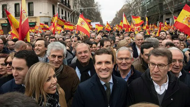 Casado y Feijóo, en la manifestación. FERNANDO VILAR