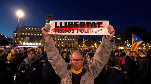 Asistentes a la manifestación promovida por partidos y entidades independentistas contra el juicio por el 1-O en el Tribunal Supremo. ENRIC FONTCUBERTA (EFE)