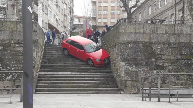 O coche precipitouse por unhas escaleiras en Ourense. TWITTER