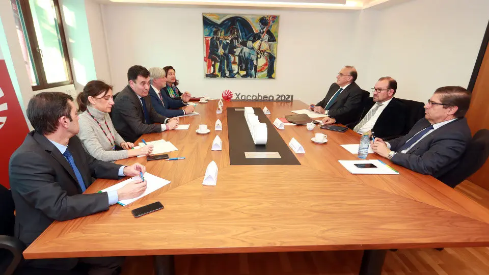 Los tres rectores (a la derecha), reunidos con los conselleiros. EP