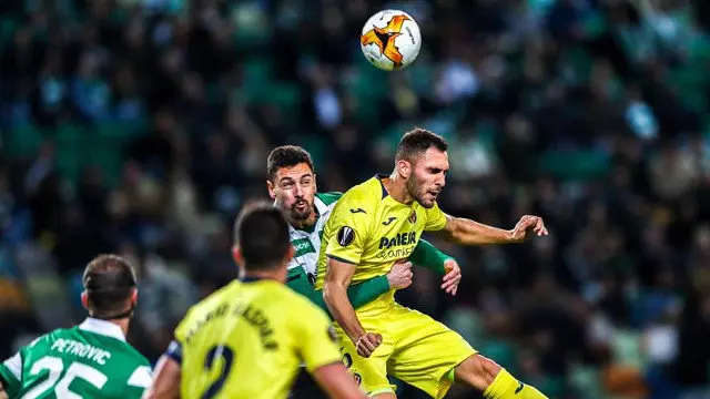 Un momento del Sporting-Villarreal. JOSE SENA GOULAO (EFE)