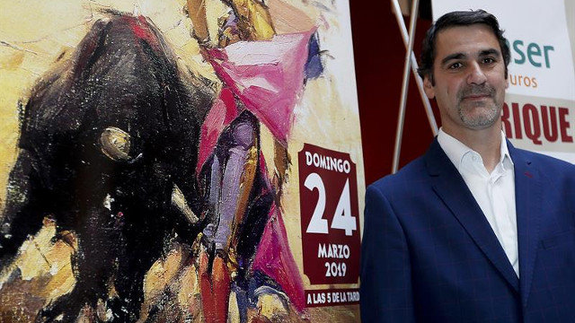 El diestro Jesús Janeiro &#39;Jesulín de Ubrique&#39;, junto al cartel anunciador de la corrida de toros del próximo 24 de marzo. JOSE MANUEL VIDAL (EFE)