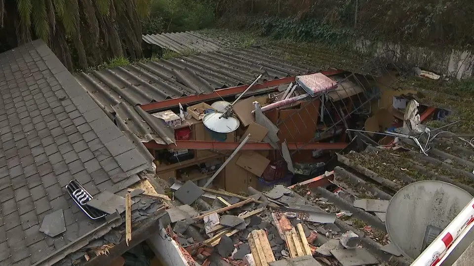 Daños ocasionados por el vehículo en el tejado del garaje. TVG