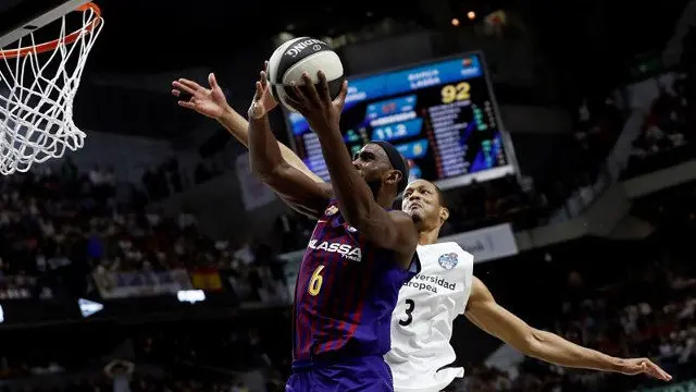 El jugador del Barcelona Chris Singleton (i) entra a canasta ante Anthony Randolph, del Real Madrid. EFE