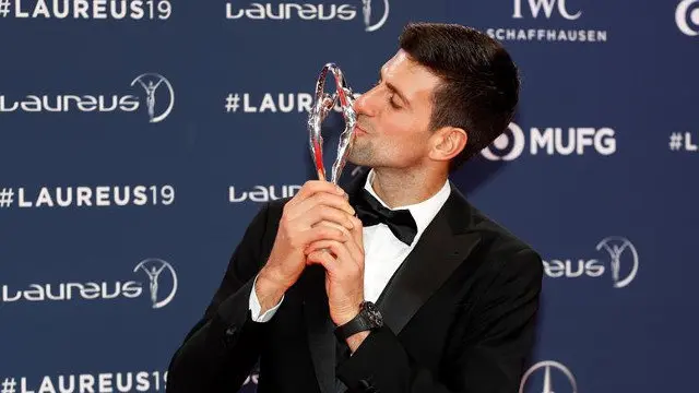 Novak Djokovic, con su premio. SEBASTIEN NOGIER (EFE)