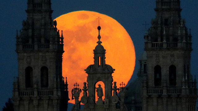 La superluna asomando sobre la catedral de Santiago LAVANDEIRA JR