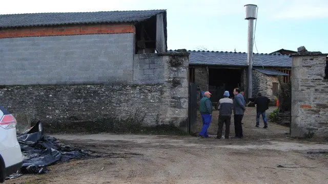 Varios veciños, no lugar do accidente. VILA