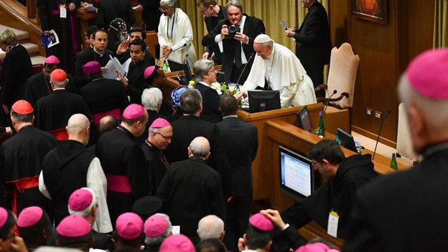  El papa Francisco saluda a varios prelados durante la inauguración de la reunión para la protección de menores este jueves en el Vaticano. VICENTE PINTO (EFE)