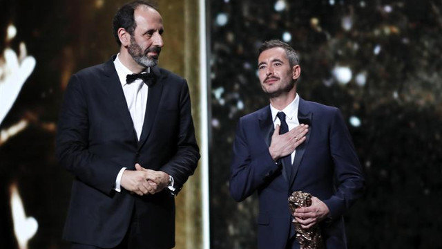 Xavier Legrand (derecha) y Alexandre Gavras reciben el César a mejor película. CHRISTOPHE PETIT TESSON