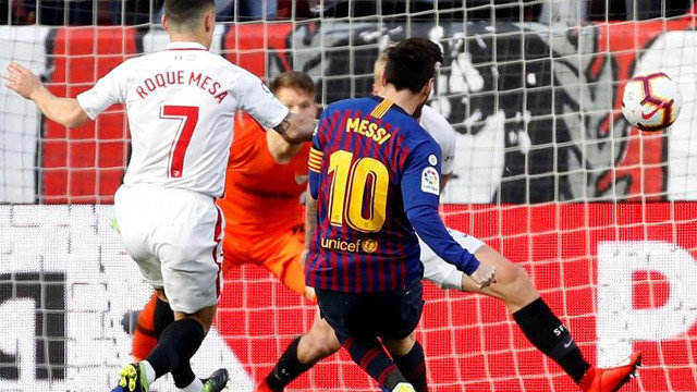 Messi marca un gol ante el Sevilla. JULIO MUÑOZ