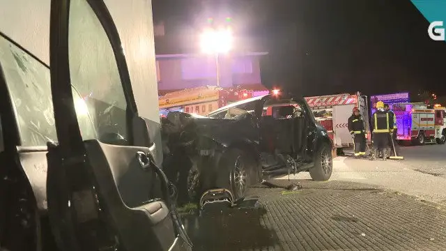 El coche siniestrado en Noia y en el que perdieron la vida dos jóvenes