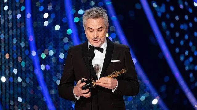 Cuarón, con la estatuilla a mejor director. EFE