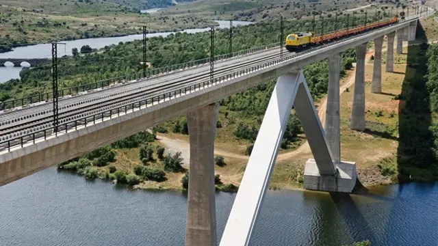 Prueba de carga en el viaducto del Tera. EP