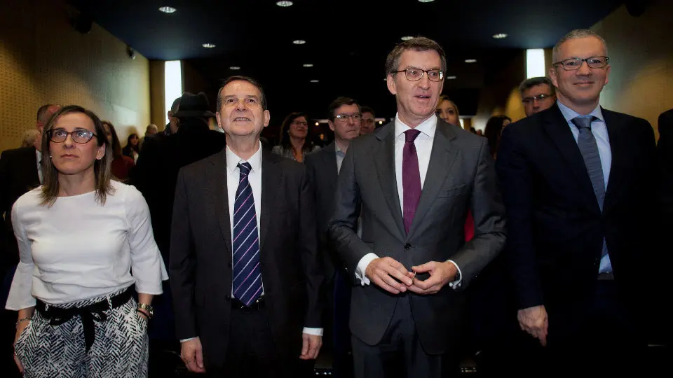 Núñez Feijóo y Caballero, junto a la conselleira Ethel Vázquez y el director general de Movilidad, Ignacio Maestro.SALVADOR SAS (Efe)