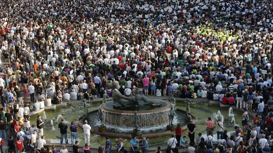 Miles de personas arroparon en la Plaza de la Virgen de Valencia a la Asociación de Víctimas del Accidente del Metro del 3 de Julio de 2006. KAI FORSTERLING (EFE/ARCHIVO)