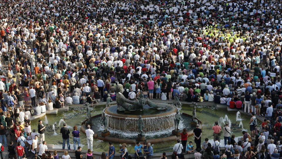 Miles de personas arroparon en la Plaza de la Virgen de Valencia a la Asociación de Víctimas del Accidente del Metro del 3 de Julio de 2006. KAI FORSTERLING (EFE/ARCHIVO)
