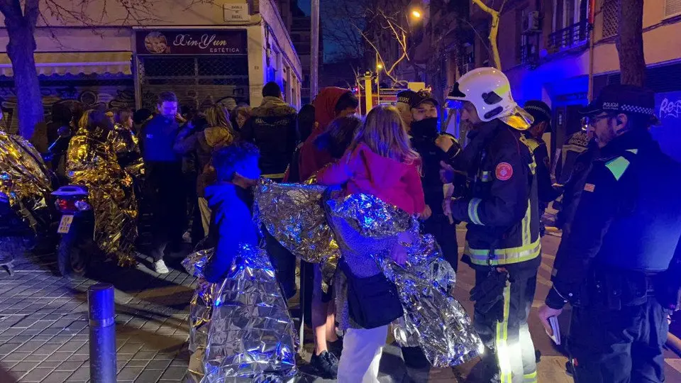 Vecinos desalojados por el incendio de Barcelona. @BCN_Bombers