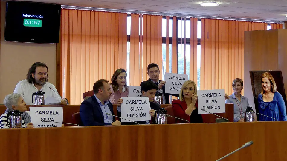 Los concejales del PP exhiben carteles alusivos a la dimisión de Carmela Silva, durante el pleno extraordinario de Vigo. EFE