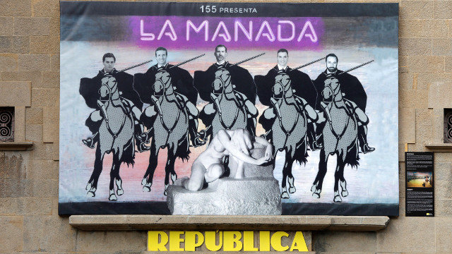 Mural instalado na fachada do concello de Olot. SUSANNA SÁEZ