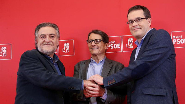 A la izquierda, Pepu Hernández junto con los otros dos candidatos a encabezar la lista del Ayuntamiento de Madrid. EFE