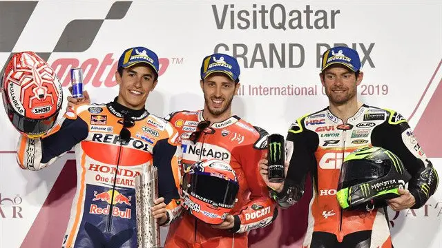 Andrea Dovizioso (centro) obtuvo el primer puesto en el Gran Premio de Catar de MotoGP. EFE