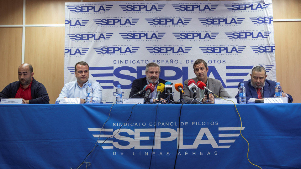 José Roncero (en el medio) y Rafael Delmás (segundo por la derecha), entre otras personas, durante una rueda de prensa en la sede del SEPLA en Madrid. RODRIGO JIMÉNEZ (EFE)