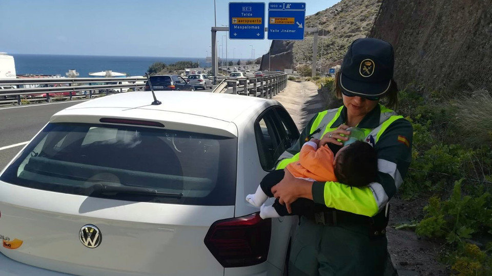 La Guardia Civil de Abadín que enterneció a media España al dar el biberón a un bebé en plena carretera. TWITTER