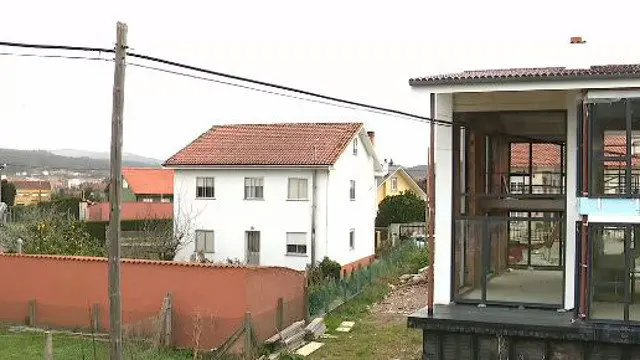 Un cable atravesa unha casa en Noia. CRTVG